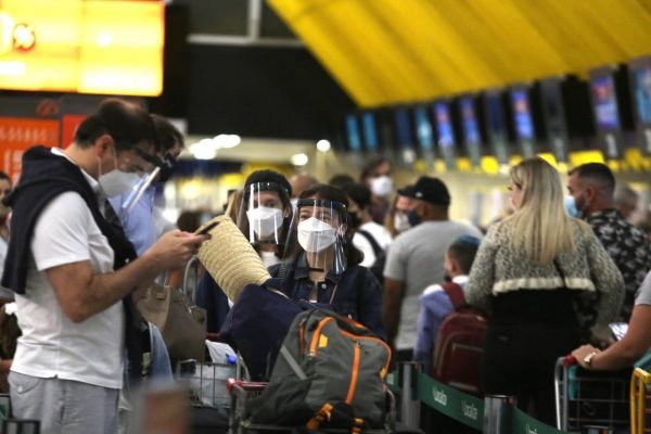 Elite lota aeroportos em busca da vacina e outros países